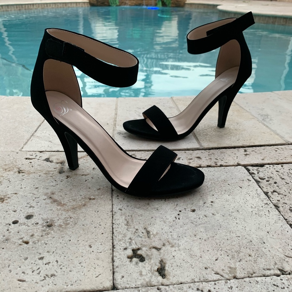Women sexy heeled single strap. Like new condition